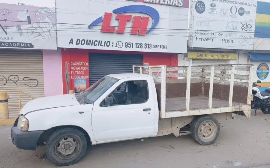 La camioneta con reporte de robo que fue recuperada por las autoridades, ahora a disposición del Ministerio Público para las investigaciones.