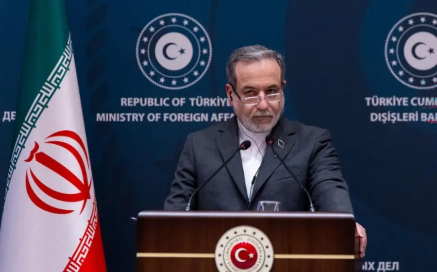 El canciller iraní, Araqchi, durante una declaración oficial sobre la política de enriquecimiento de uranio de su país.