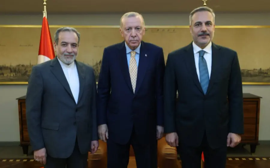 Los cancilleres de Irán y Turquía junto al presidente Recep Tayyip Erdogan, momentos antes de su reunión diplomática en Estambul.