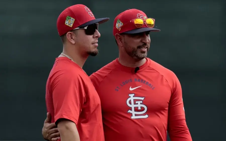 El beisbolista mexicano Ramón Urías es presentado como nuevo jugador de los Cardenales de San Luis tras firmar su contrato con el equipo.