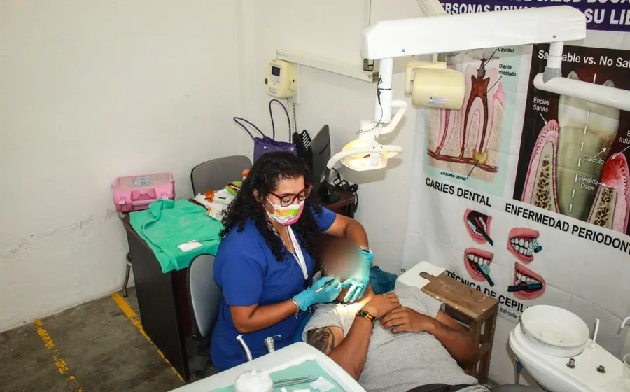 Ilustración de una muela con una caries dental, una de las enfermedades bucales más frecuentes que afecta a estudiantes de primaria.