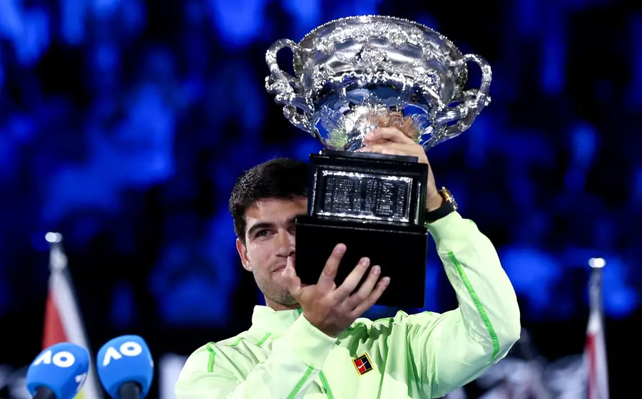 El tenista español Carlos Alcaraz celebra con gran emoción su sorprendente victoria tras conquistar el título del Abierto de Australia.