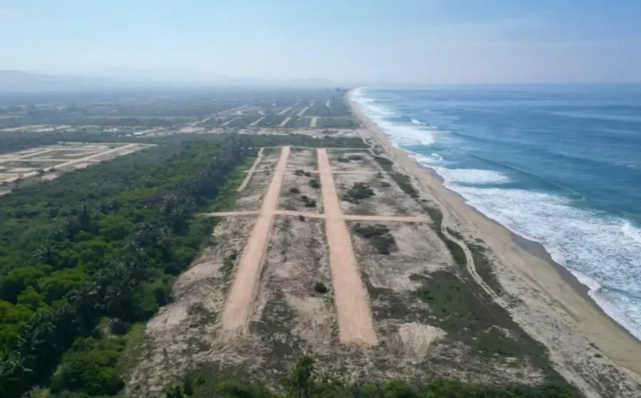 La franja costera de Santiago Cuixtla, Oaxaca, se muestra visiblemente fraccionada en lotes para la construcción de polémicos proyectos inmobiliarios en la zona.
