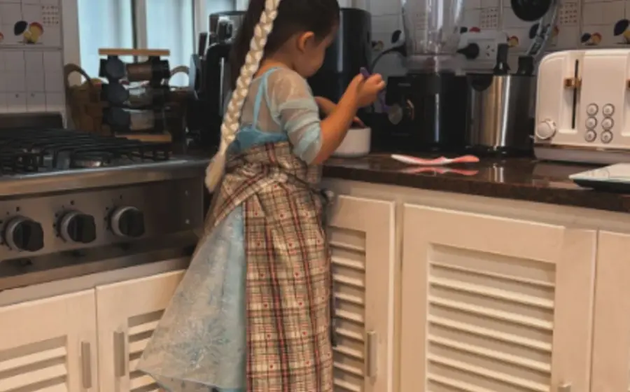 La artista Cazzu comparte una fotografía de un momento cotidiano y tierno junto a su hija Inti, imagen que se volvió tendencia en redes.
