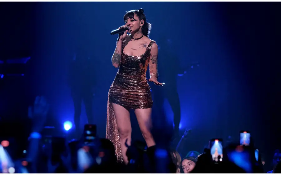 La cantante argentina Cazzu celebra su victoria en Premio Lo Nuestro, donde ganó en las categorías de Canción del Año–Pop y Artista Pop Femenina.