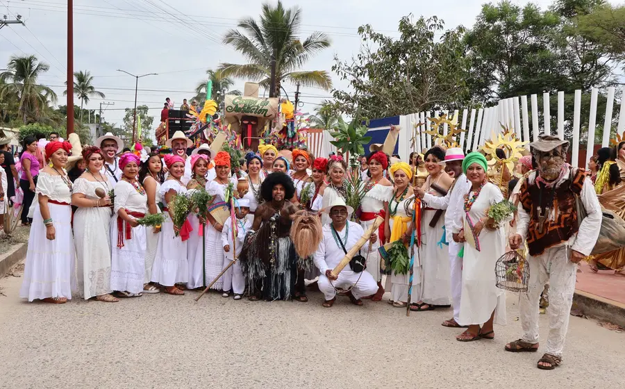 Participantes del Carnaval Putleco desfilan con trajes coloridos durante las celebraciones finales de esta tradicional festividad en el estado de Oaxaca.