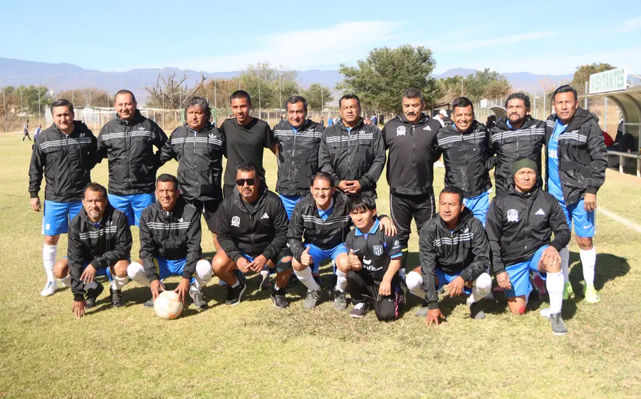 El equipo de futbol Cementerito durante un partido de la Liga Leyendas Oaxaca, donde buscan defender el campeonato de la categoría Bronce 1.