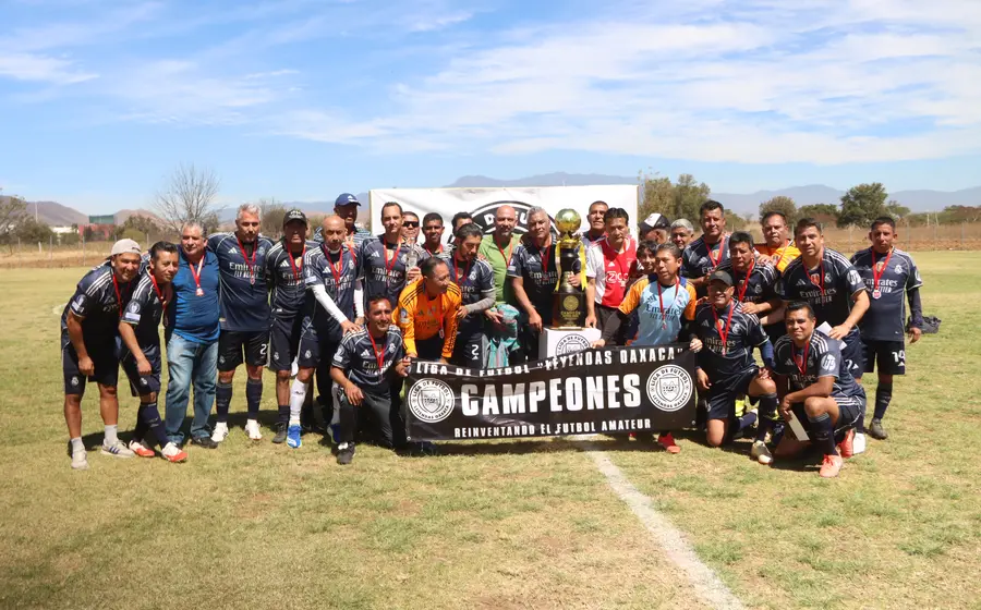 El equipo de futbol Cementerito celebra su tricampeonato al ganar la final de la categoría bronce en la Liga de Leyendas Oaxaca.