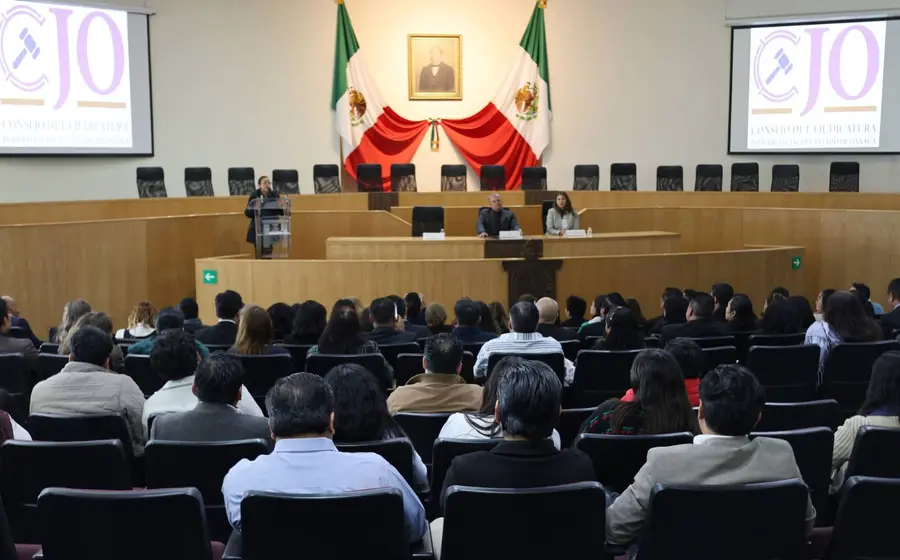 Ceremonia oficial donde el Poder Judicial del Estado entrega certificados de especialidad a un grupo de profesionales del derecho.