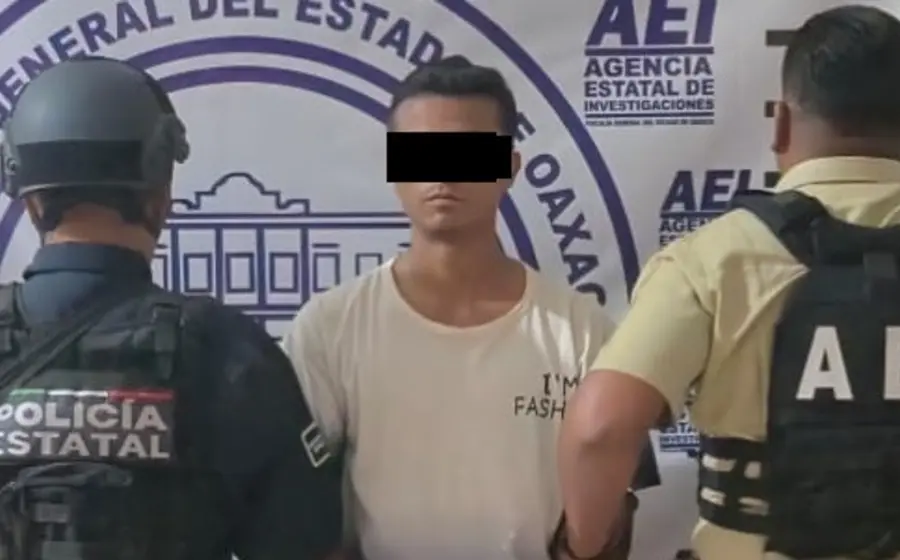 César Antonio, identificado como presunto sicario, es presentado tras su detención por un crimen cometido en el municipio de Pinotepa Nacional.