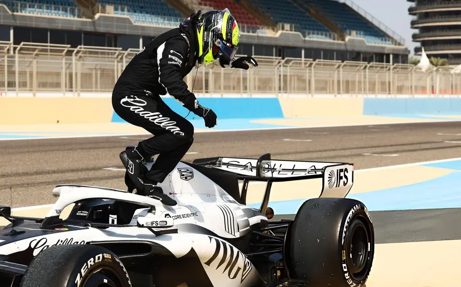 El piloto mexicano de Fórmula 1, Checo Pérez, listo para iniciar la Temporada 2026 después de concluir las pruebas de pretemporada.