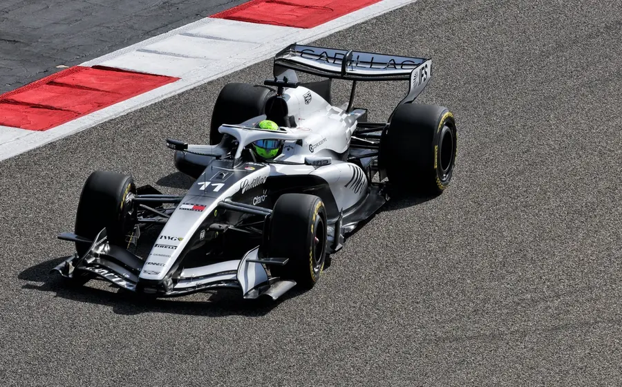 El piloto mexicano de carreras Checo Pérez al volante del nuevo prototipo Cadillac CA 01 durante su primera prueba en pista.