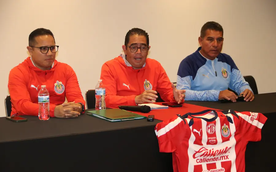 Representantes del club Chivas durante la conferencia de prensa ofrecida en Oaxaca para anunciar su programa de búsqueda de talento local.