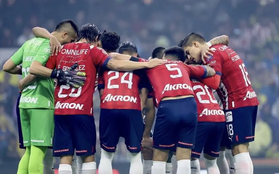 El club rojiblanco Chivas de Guadalajara en proceso de renovación de jugadores, ajustando su plantilla para fortalecer al equipo de cara al futuro.