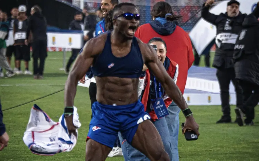 El futbolista nigeriano Christian Ebere es presentado oficialmente como el nuevo refuerzo del equipo de fútbol Cruz Azul para el torneo.