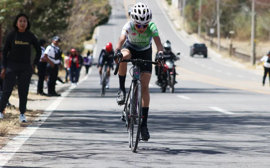 Un grupo de ciclistas pedalea a gran velocidad durante la competencia clasificatoria de ciclismo que tiene como destino el estado de Jalisco.