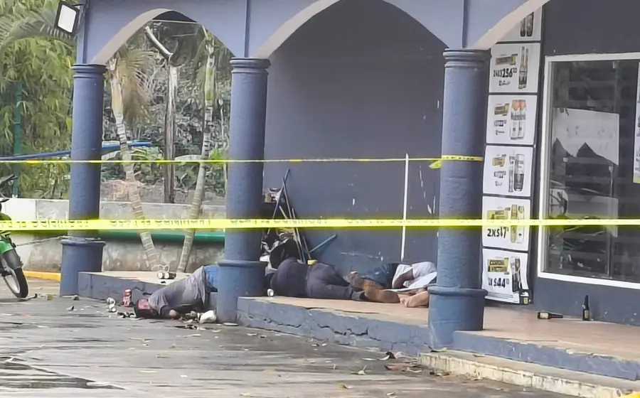 Escena del crimen en Soyaltepec donde cinco personas fueron asesinadas violentamente frente a una tienda de conveniencia tipo Modelorama.