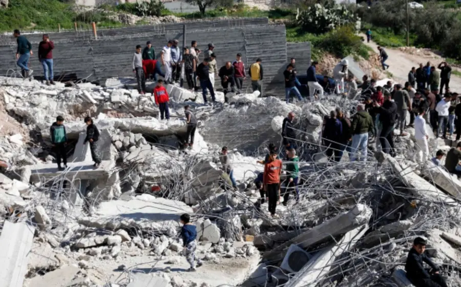 Trabajadores palestinos en Cisjordania se ven afectados por la restricción de permisos laborales impuesta por Israel, agravando la crisis económica.