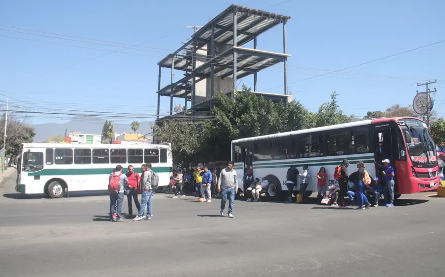 Ciudadanos oaxaqueños resultan afectados por los bloqueos viales que interrumpen la vida cotidiana y el tráfico en la ciudad.
