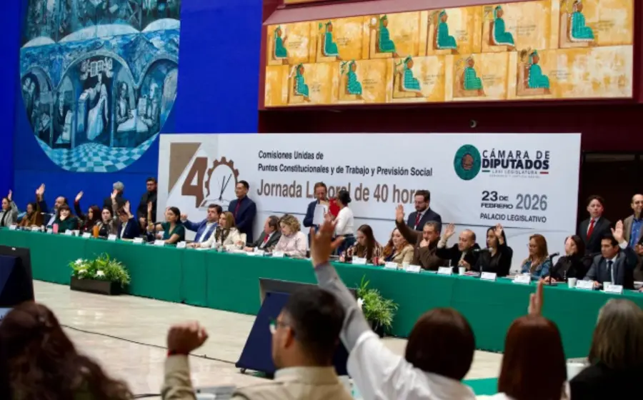 Vista del pleno legislativo donde se discute el dictamen para la reducción gradual de la jornada laboral en México durante una sesión ordinaria.