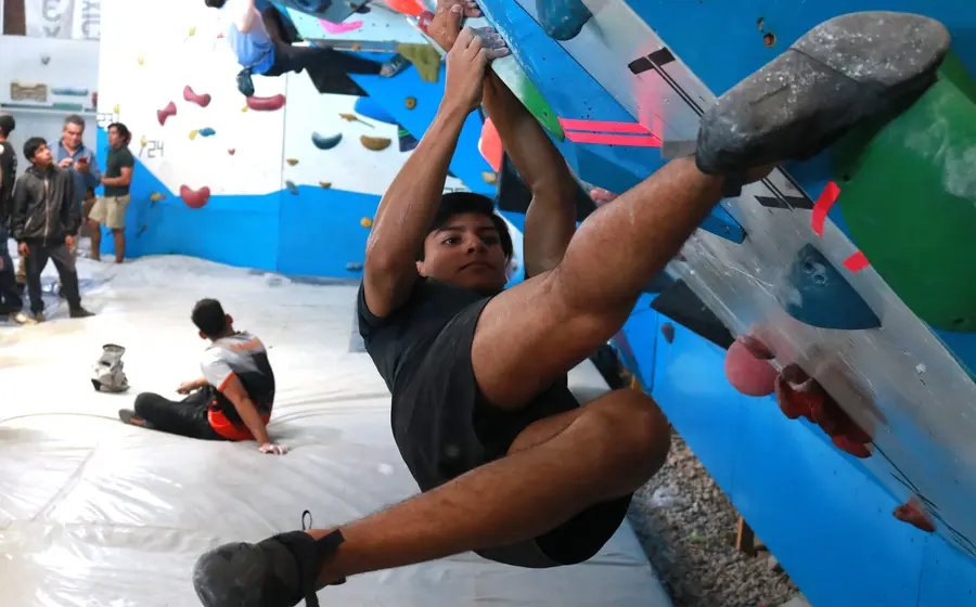 Un atleta se prepara para la competencia de escalada en bloque que forma parte de la próxima Copa Oaxaca en la ciudad.