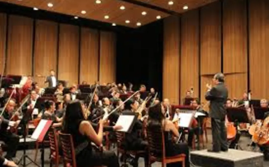 La Orquesta Sinfónica OSO se presenta en el escenario del histórico Teatro Juárez durante su esperado concierto de regreso.