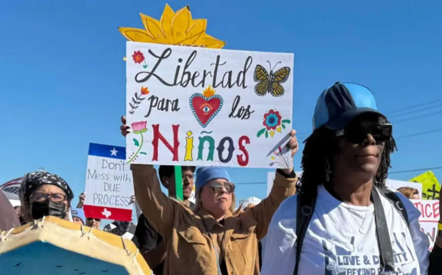 Migrantes en un centro de detención en Texas, donde se denuncian condiciones insalubres como encierro, enfermedades y mala alimentación.