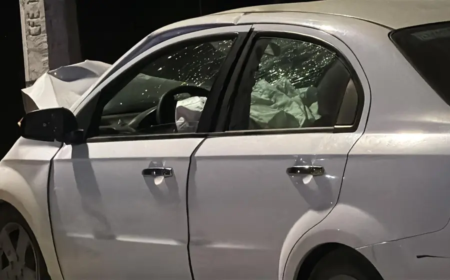 Escena del fatal accidente en Pueblo Nuevo, donde se observa el automóvil impactado contra un poste, percance en el que falleció el conductor.