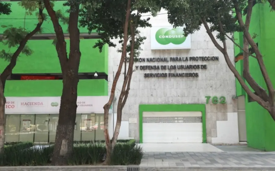 Imagen que ilustra el aumento de quejas ante la Condusef por cobranza agresiva, donde las amenazas y cobros a no deudores son los principales reclamos.