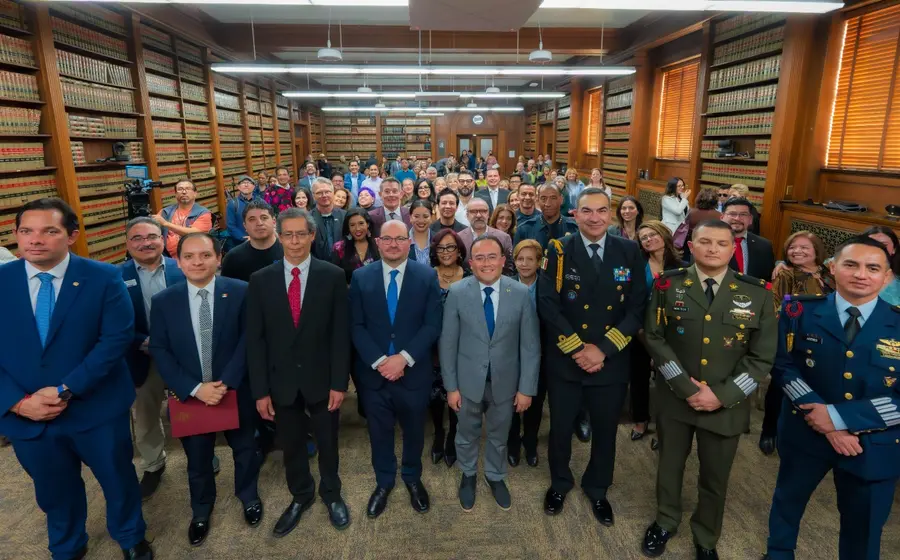 El Cónsul General de México presenta su tercer informe de actividades, donde detalla el reforzamiento de la atención a migrantes detenidos.