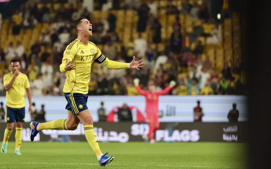 El futbolista Cristiano Ronaldo celebra un gol, parte de su récord de 964 en su carrera y de los 500 que anotó tras cumplir 30 años.