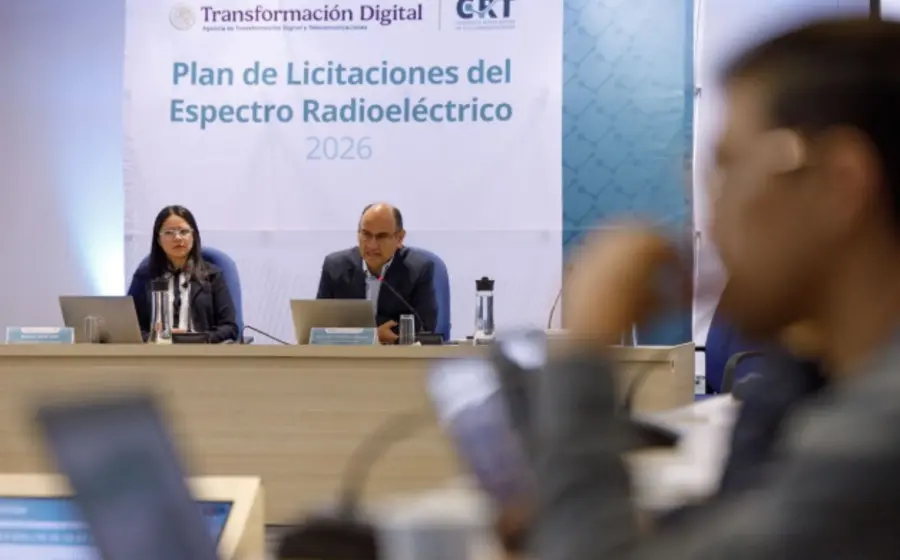 Representantes de la CRT presentan el Plan de Licitaciones del Espectro Radioeléctrico para mejorar la conectividad en Veracruz.