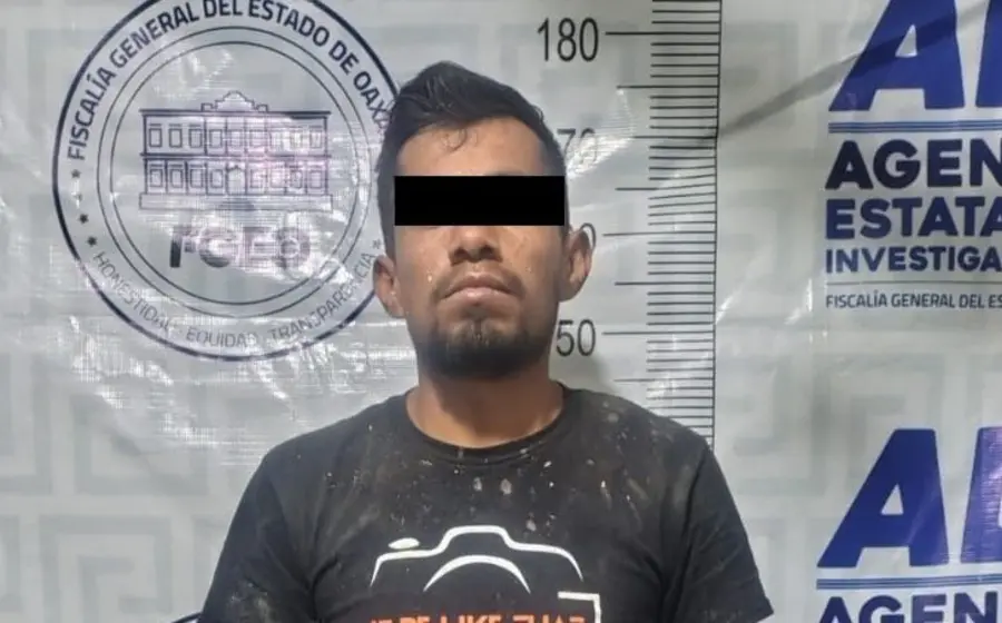 David Noel es presentado por las autoridades tras su detención, al ser acusado por el presunto robo de una motocicleta.