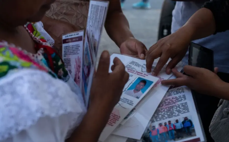 Una persona indígena en un contexto que ilustra la necesidad de una defensa intercultural y de intérpretes en el sistema judicial mexicano.