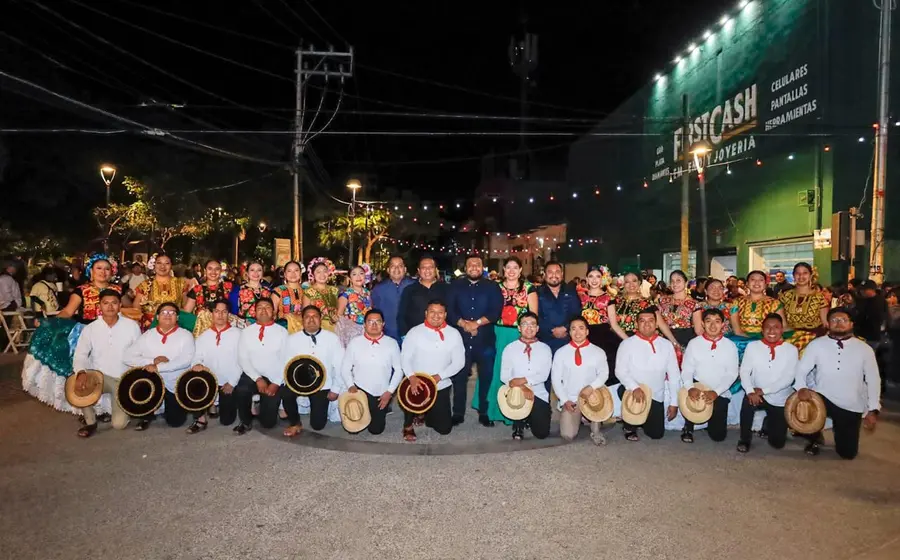 Los 26 jóvenes que integran la delegación folclórica de Juchitán, seleccionados para representar a la ciudad en el Lunes del Cerro de la Guelaguetza.