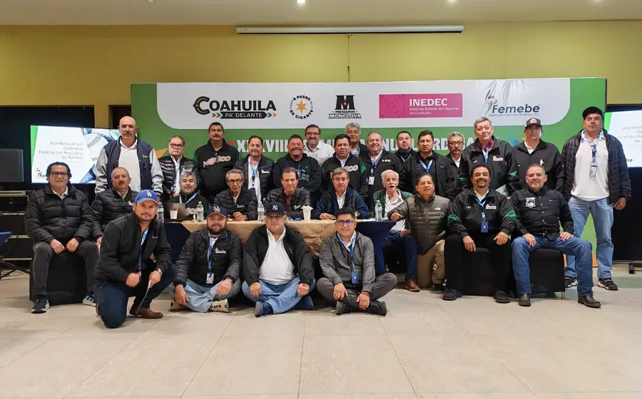 La delegación de Oaxaca posa para una foto durante su participación en la Asamblea Nacional de Femebe celebrada en la ciudad de Monclova.