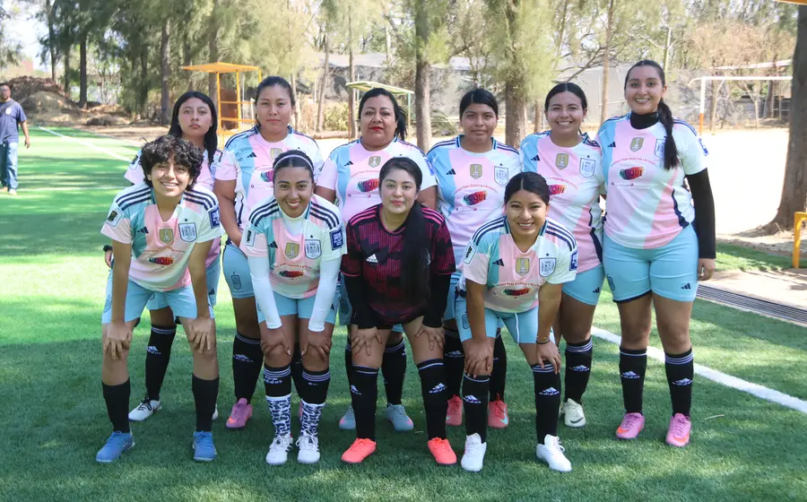 El equipo femenil Deportivo Élite celebra su segunda victoria consecutiva en el torneo, manteniendo un paso firme en la competencia.
