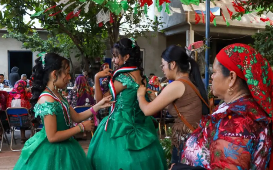 Mujeres indígenas, quienes según un reporte del Inegi, registran el mayor rezago educativo en México debido a una fuerte desigualdad.