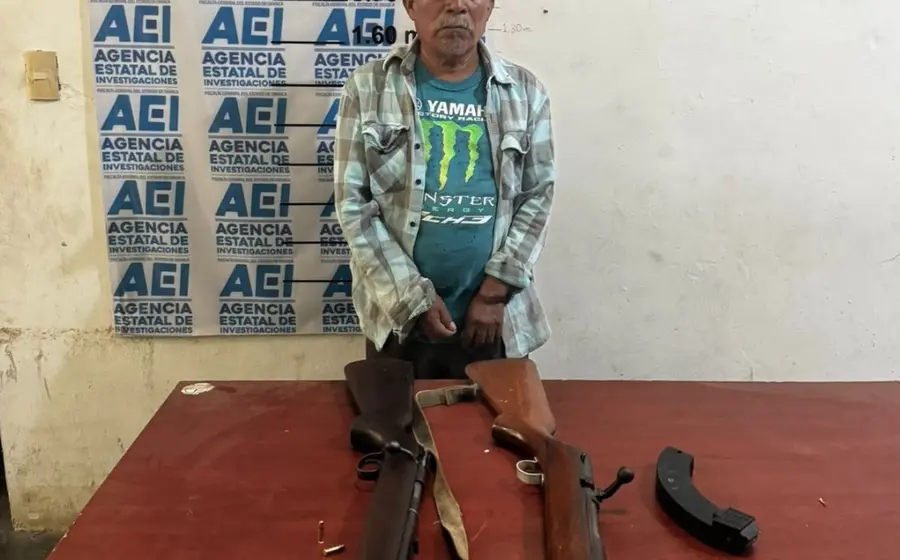Un hombre detenido es presentado por las autoridades junto a diversas armas de fuego que fueron aseguradas tras un asalto con robo.