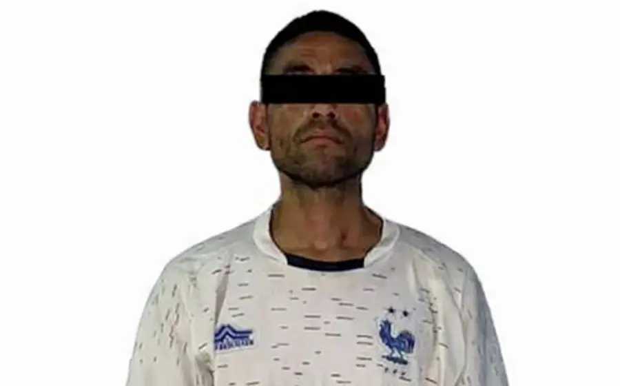 Un hombre detenido, presunto narcomenudista, es presentado por las autoridades al ser investigado por una serie de robos en la ciudad.