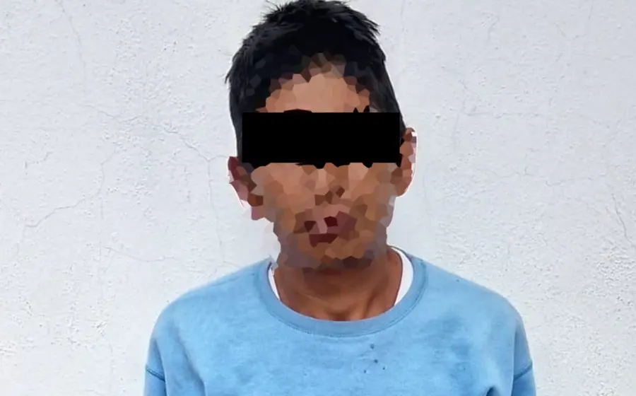 El presunto responsable de un robo con violencia en el Mercado de Abasto es detenido y escoltado por policías municipales en el lugar.