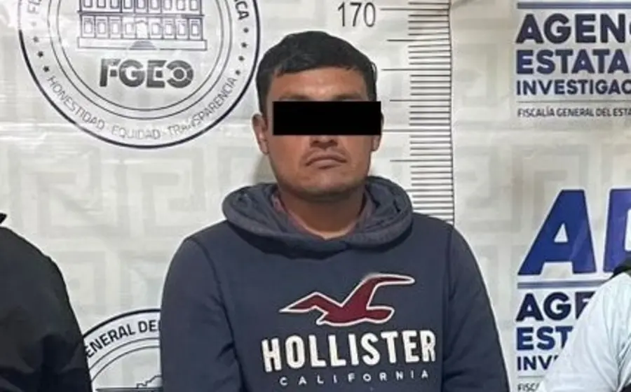 Momento de la detención de un hombre identificado como S.O.M.V. en San Pablo Huitzo, Etla, por el presunto robo de una motocicleta.