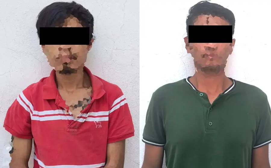 Los dos hombres detenidos, acusados de robar un autoestéreo en la colonia Montoya, al ser puestos a disposición de la Fiscalía estatal.