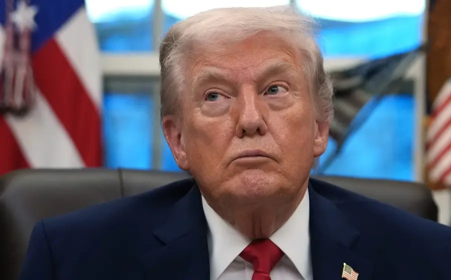 El expresidente Donald Trump emitiendo un discurso con gesto serio, en relación a los nuevos aranceles y amenazas contra los aliados de Irán.