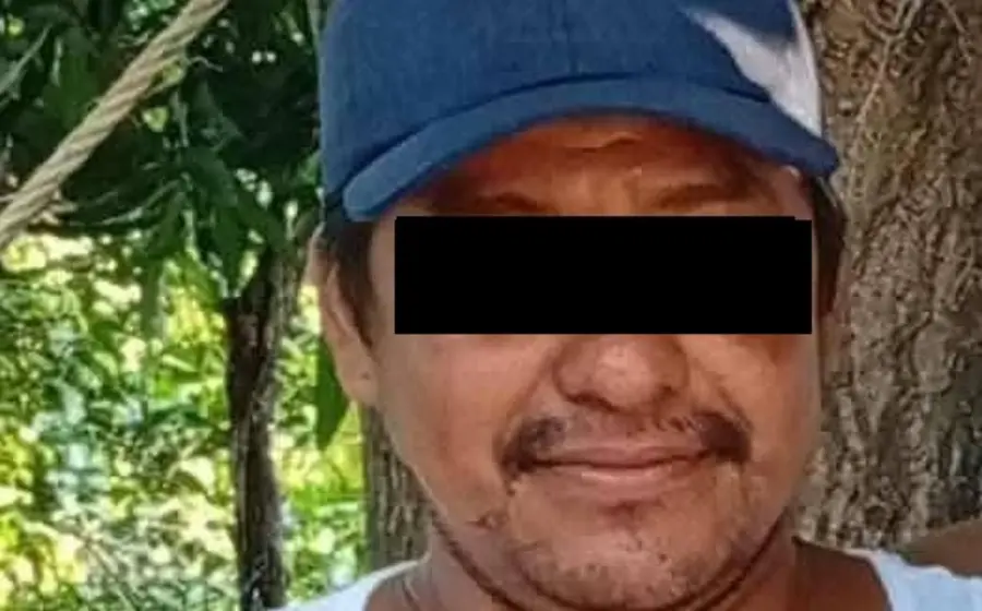 Un hombre identificado como Eduardo es presentado por las autoridades tras ser detenido por agredir a su hijo menor de edad.