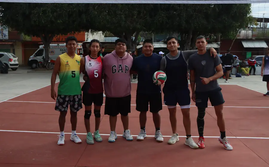 El equipo de voleibol Élite celebra su victoria como campeón invicto del Torneo Relámpago en el Barrio de San Sebastián.