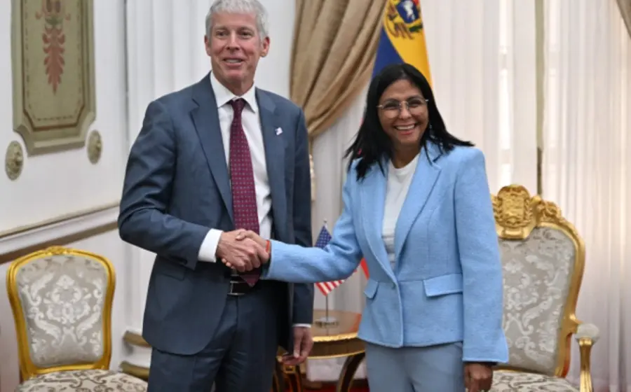 El secretario de Energía de Estados Unidos se reúne con funcionarios de Venezuela, encuentro que ocurre tras la reforma de la Ley de Hidrocarburos.