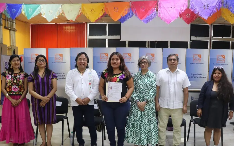 Autoridades educativas y miembros de la comunidad reunidos durante el evento oficial de entrega de acreditaciones a la lengua zapoteca.