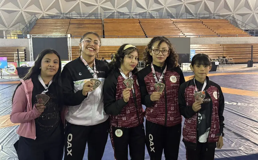 Las integrantes del equipo femenil de luchas posan orgullosas con las medallas obtenidas tras su destacada participación en el Abierto Mexicano.