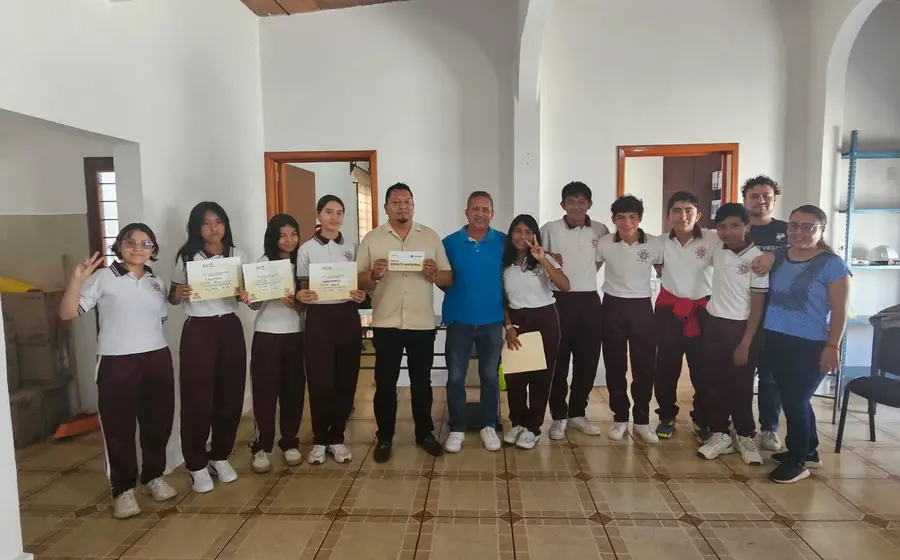Jóvenes estudiantes de El Espinal que obtuvieron el segundo lugar en la categoría Juego del Robot durante la competencia FIRST LEGO League.